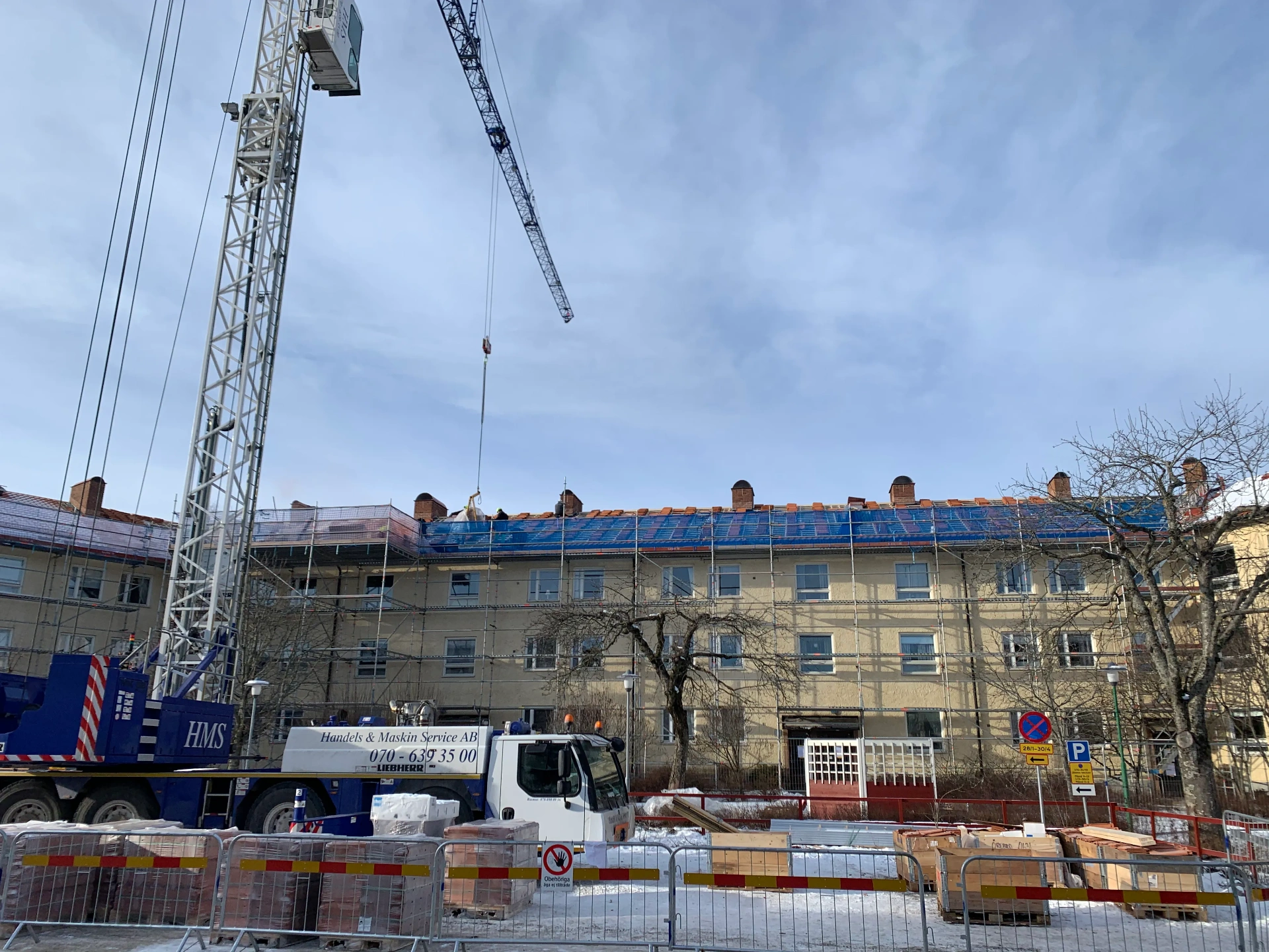 Mobilkran vid takrenovering av flerbostadshus