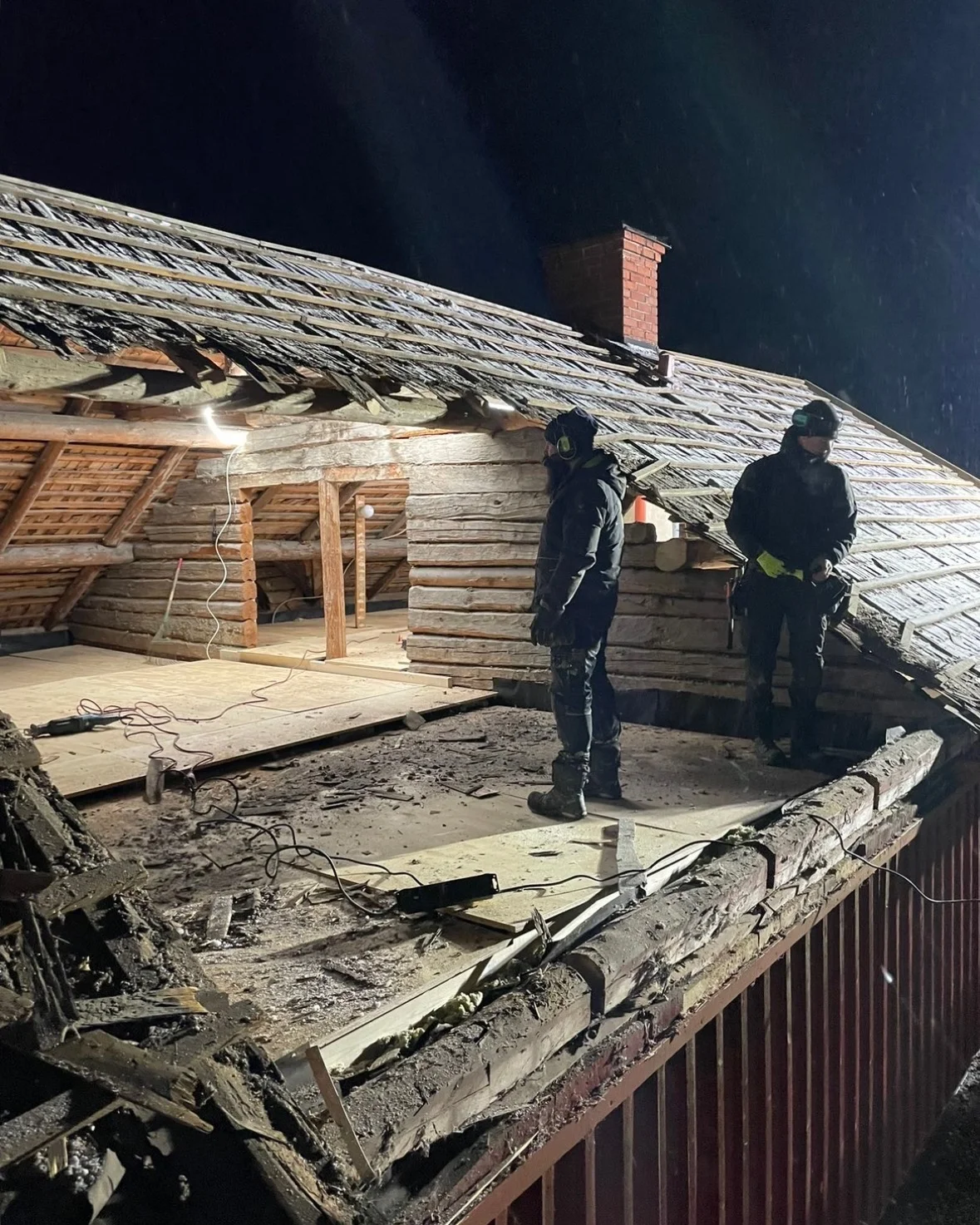 Takbyte kvällstid, snickare på öppet tak