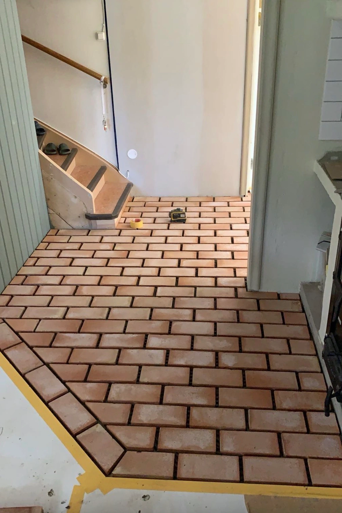 Tegelgolv som läggs i hall